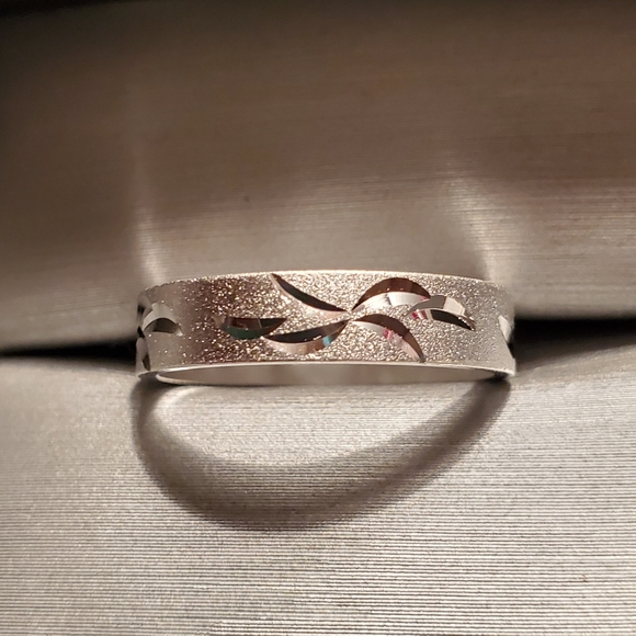 .925 Sterling Silver Star Burst Band - Picture 1 of 8